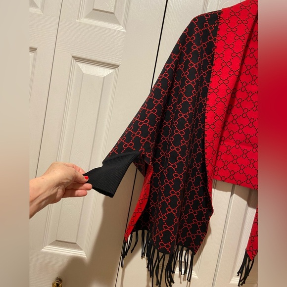 Stunning and Unique Poncho with Sleeves - Picture 3 of 8